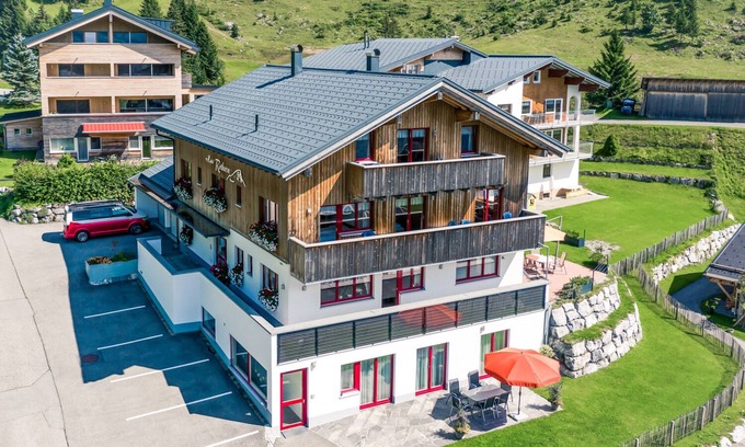 Schroecken Apartment | Haus Rothorn, apartment panorama for 6-7 people with balcony in a sunny location
