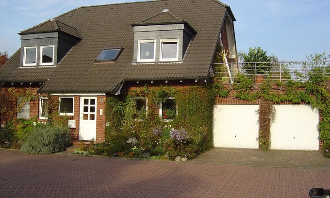 Wittlaer Apartment | Haus Sonnenacker in a great location (2 rooms, kitchen, hallway, bathroom)