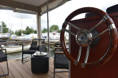 Toplitz Boat Rental | Hausboot NautikHus auf der Havel