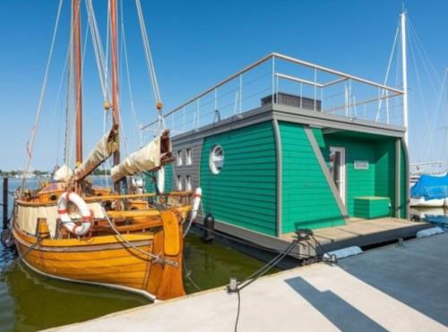 Barth House | Hausboot Smaragd mit großem Sonnendeck und inklusive Wäschepaketen