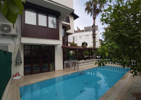 Lara Villa | Havuz olanagı sunan rahat müstakil villa