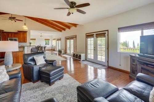 Papa House | Hawaiian Retreat with Ocean Views in Captain Cook!