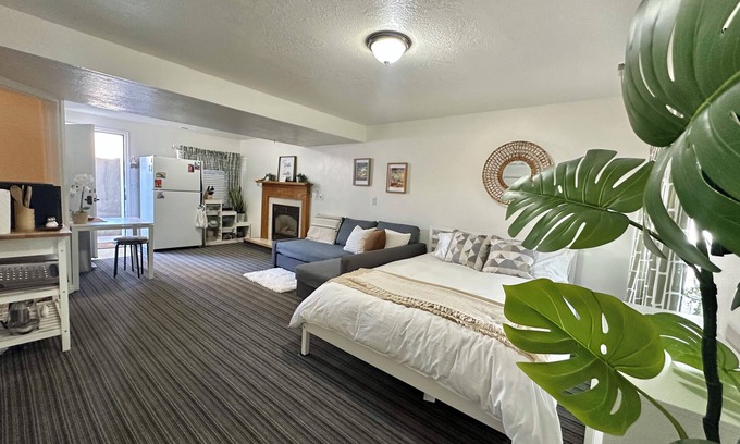Provo House | Hawaiian Sunshine 1-bedroom house in welcoming Provo with AC, WiFi