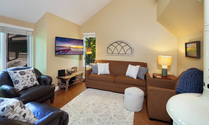 Maple City Condo | Hawk's Nest 5