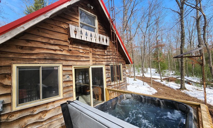 Paris Cabin | Hawkins Hideout Luxury Cabin, Wi-Fi, Hot Tub!
