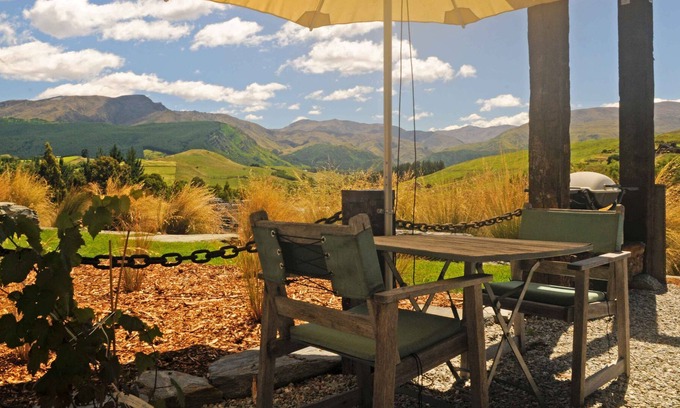 Lake Hayes Apartment | HawkRidge Honeymoon Alpine Suite - Spa Pool, Mountain views