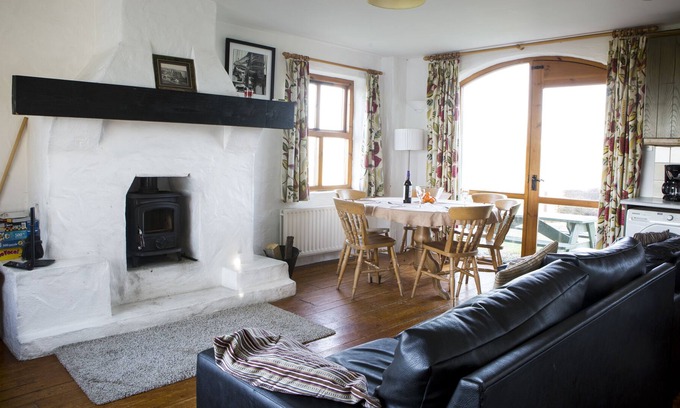 Bushmills Cottage | Hawk’s Hollow: 3 BD Cottage