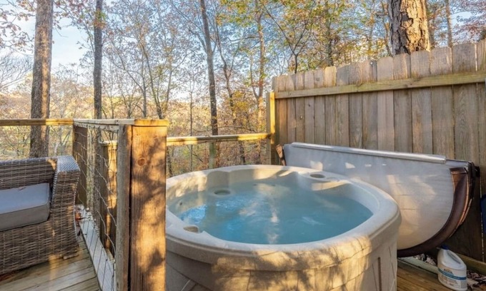 Albertville Cabin | Hawks Nest Treehouse Secluded With Hot Tub