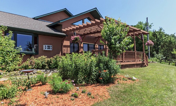 Fountain City House | Hawks View's Black Hawk Lodge
