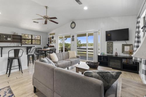 Edgar House | Hawthorne Retreat w Waterfront Fire Pit