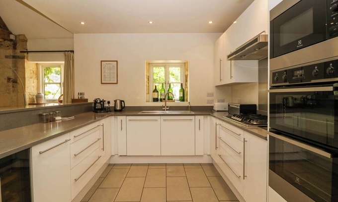 Brimpsfield Cottage | Hazel Manor Wing