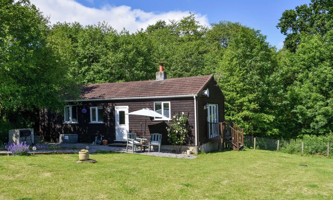 Crediton Cottage | HAZELNUT LODGE, pet friendly, with open fire in Crediton