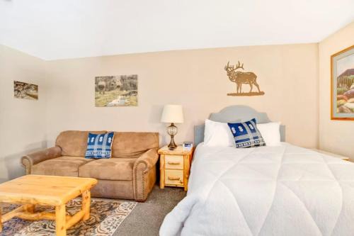 Historic District Apartment | Heart of Breck Studio Hot tub Pool and Parking