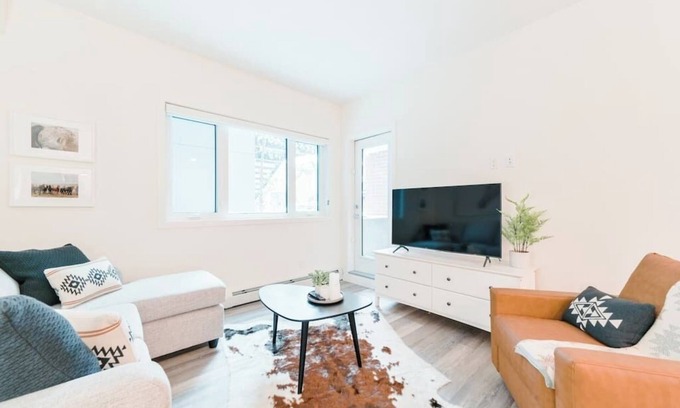 Mission District Condo | Heart of DT| Western Themed Lux Condo | UG Parking