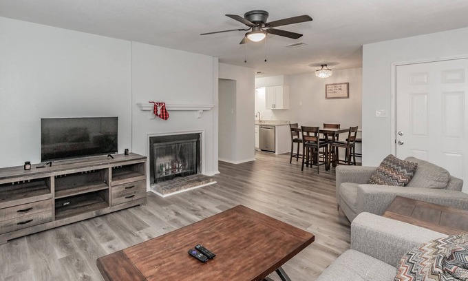 Grapevine Apartment | Heart of Grapevine 2 Bedroom 2 Bath