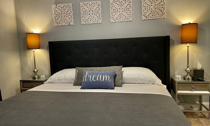 Knox - Henderson Apartment | Heart of Henderson - Modern with Comfy King Bed