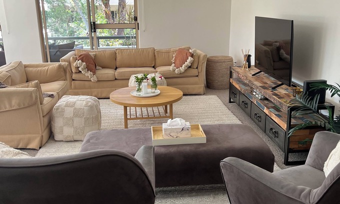 Newport Apartment | Heart of Newport, Minutes to the Beach, Spacious 3 Bedroom Apartment