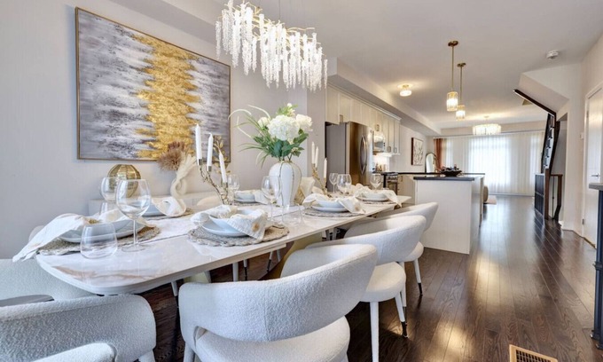 Lakeview Apartment | Heart of Port Credit | Lakefront,Dining & Shopping