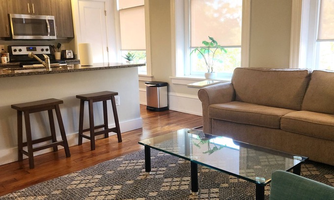 Monroe Ward House | Heart of the Arts District King Bed Suite - West Broad near VCU/MCV New Condo