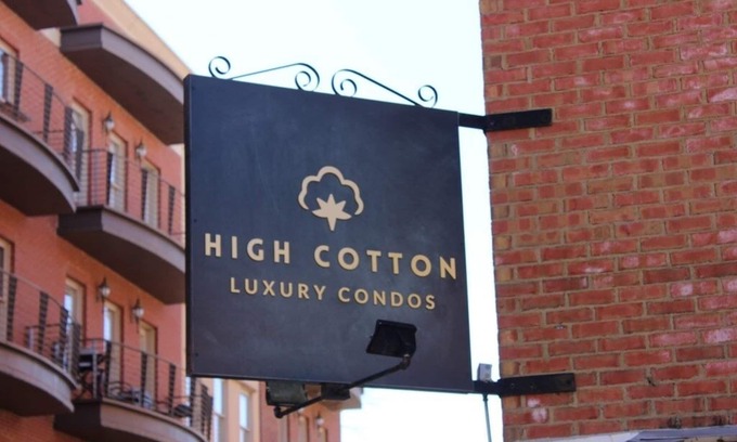 Oxford Condo | Heart of the Square-Walk to Grove!