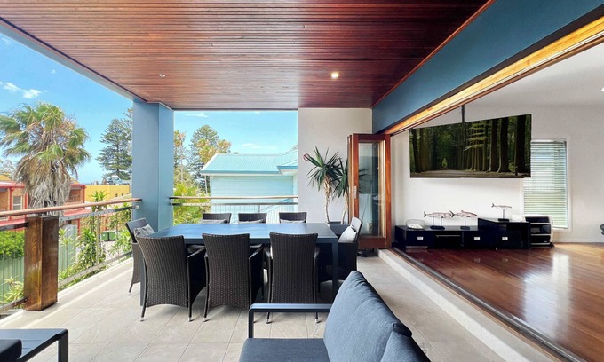 Shellharbour House | Heart of the Village - Walk to the Waters Edge