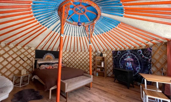 Buckley RV Rental | Heart Yurt | Cedar Hot Tub | 1 hr to Skiing & Mt Rainier