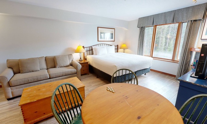 Sun Peaks Hotel | Hearthstone Lodge #305