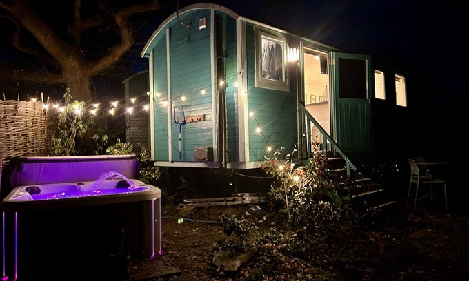 Cowbeech Cabin | Heartsease - luxury Shepherd's Hut, amazing views.