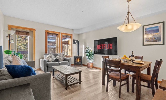 Cougar Creek Apartment | Heated outdoor Pool & Tubs 2 Bedroom & 2 Full baths 5 beds 9 Guests