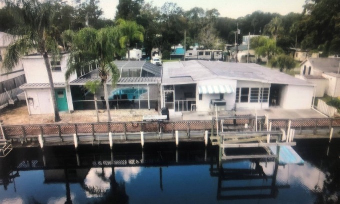 Weeki Wachee Gardens House | Heated Pool, canal front access to Weeki Wachee Springs