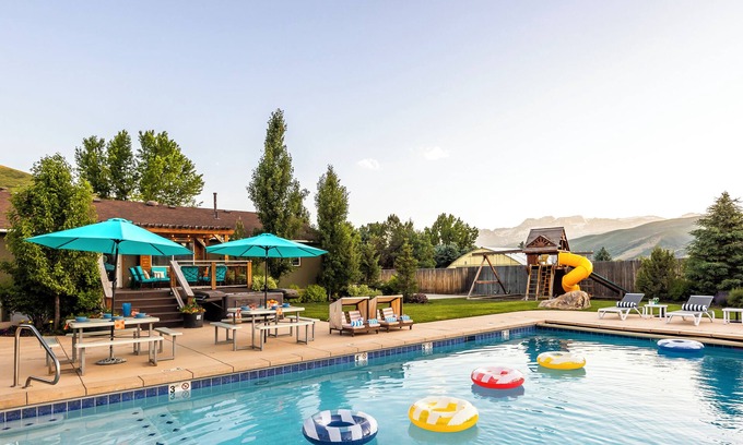 Charleston House | HEATED Pool- Sleeps up to 20- Man Cave, Pickle Ball Court, Hot Tub