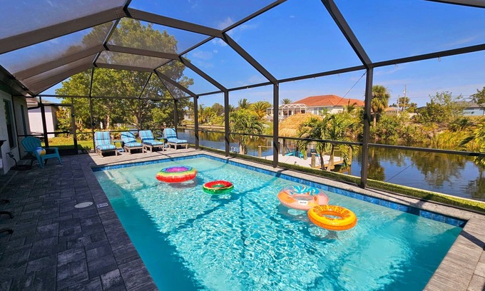 Mariner House | Heated Pool & Spa on a Canal + kayaks & ping pong