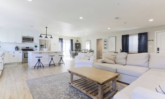 Thousand Oaks House | HEATED SPA, WEEKDAY DISCOUNTS, CUL-DE-SAC! Newly Remodeled Farmhouse home!