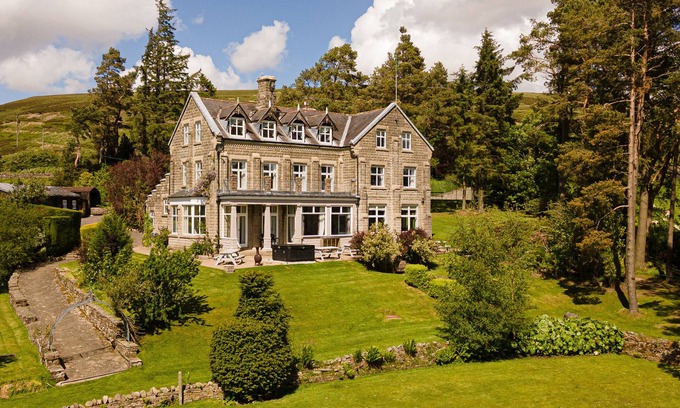 Middleton in Teesdale House | HEATHERBRAE, pet friendly, with hot tub in Middleton-In-Teesdale