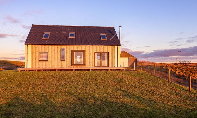 Carinish House | HEATHERLEA, pet friendly, with open fire in Lochmaddy, North Uist