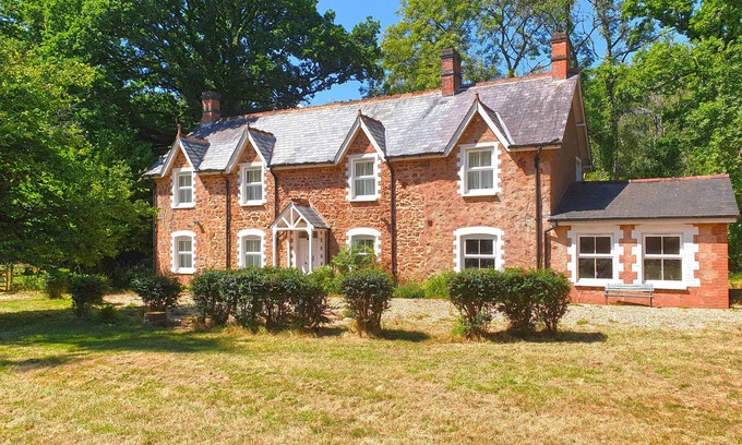Saint Blazey Cottage | HEATHFIELD, pet friendly, with a garden in Milverton