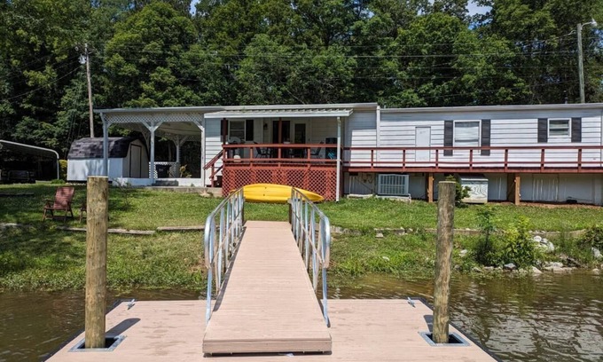 Prosperity House | Heaths Cove on Lake Murray with 3 bed 3 baths. Beautiful lake views and dock