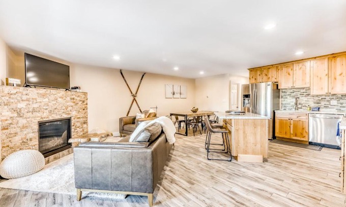 Tahoe Village Apartment | Heavenly Hideaway
