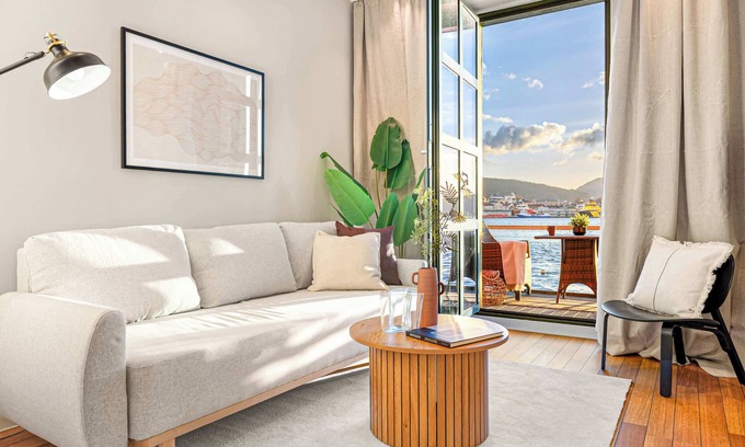 Sandviken Apartment | Heimby Homes - Balcony above the sea!