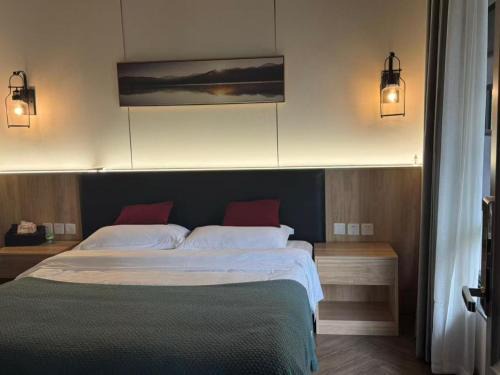 Emeishan House | Heinemann Hotel Sunny King Room without Bathtub B308 with a jacuzzi and a local