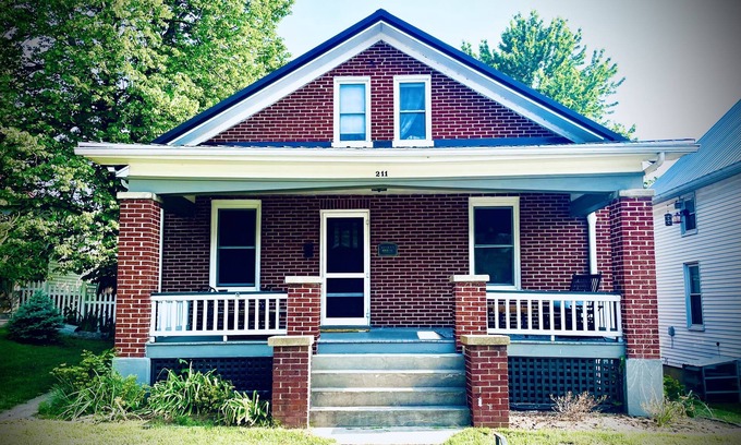 Hermann House | Helen's House-3 bed, 2 bath bungalow 3 blocks from Main Street!