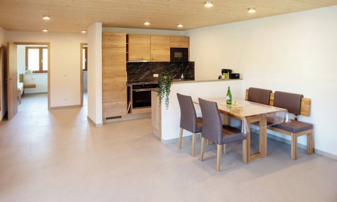 Konigheim Apartment | Helle Ferienwohnung mit Voll Ausgestatteter Küche