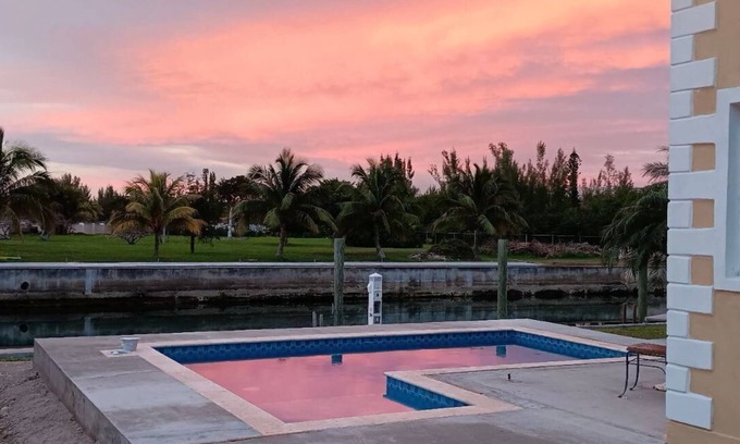 Bahamas Terrace House | Hello, your paradise found. Palm trees and ocean breeze!