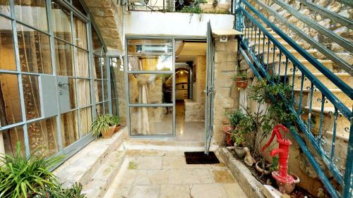 Safed Old City Cabin | HEMDAT NEFESH