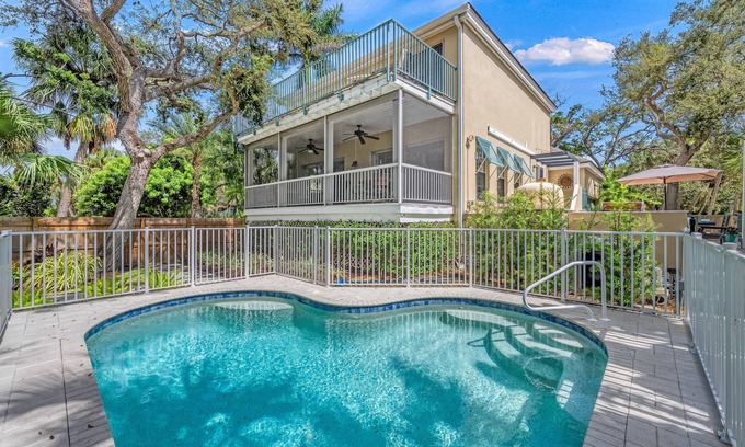 Bay Isle House | Hemingway House – Serene Siesta Key Getaway with Heated Pool, Pizza Oven