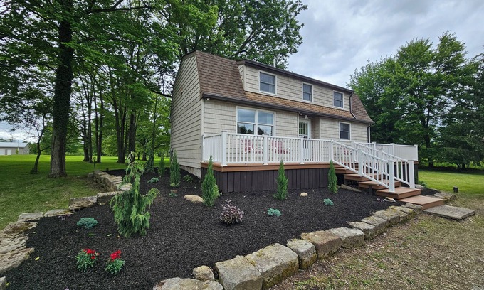 Pymatuning South House | Hemlock Hideaway– Quiet Getaway by Pymatuning Lake with Wi-Fi, and AC