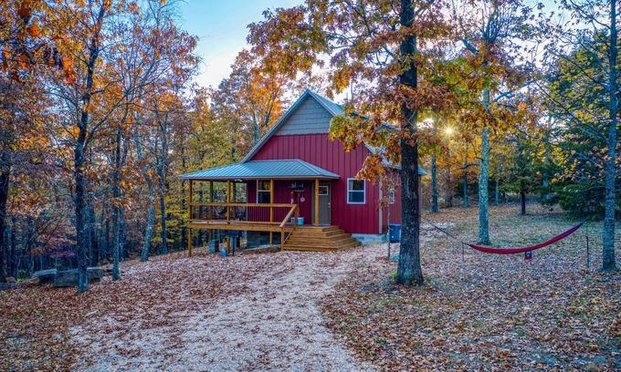 Compton Cabin | Hemmed-in-Hollow Cabin, Hikers Paradise with cell phone reception and wifi