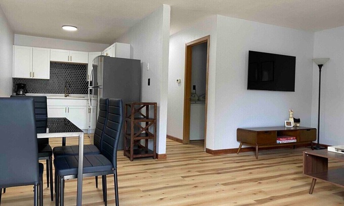 Henderson Apartment | Henderson Haven/KING 2BD/1BA Apartmentnn