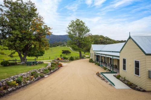 Central Tilba House | Henkley Cottage 2 Jeremiah