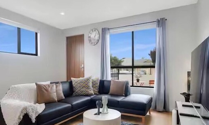 Henley Beach South House | HENLEY BEACH:WHERE RELAXATION MEETS ADVENTURE BY THE SEA-NEAR AIRPORT